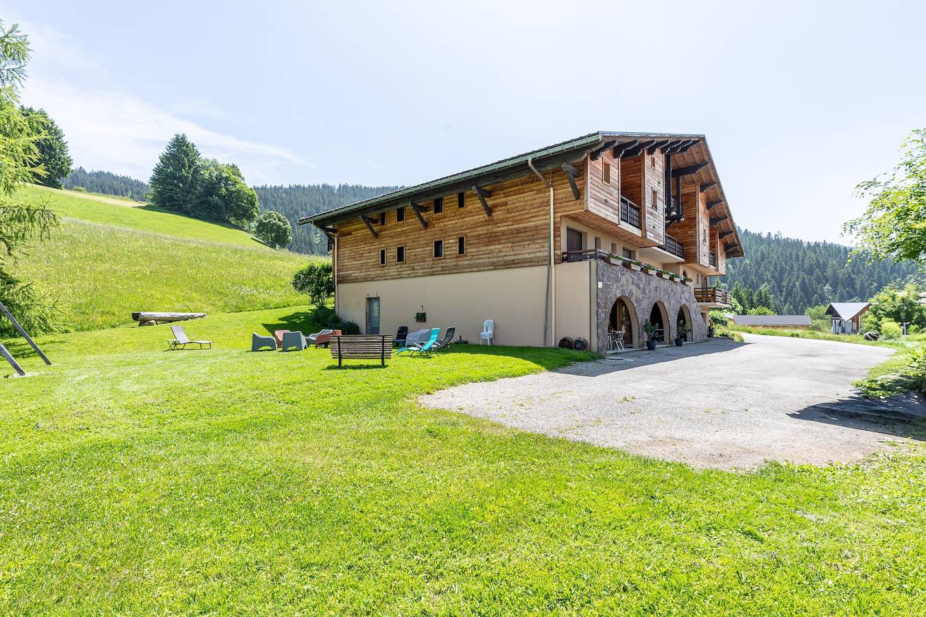 Entire studio, Studio Apartment '4 - La Bruyère' with Mountain View, Shared Garden and Wi-Fi in Cohennoz, Albertville region