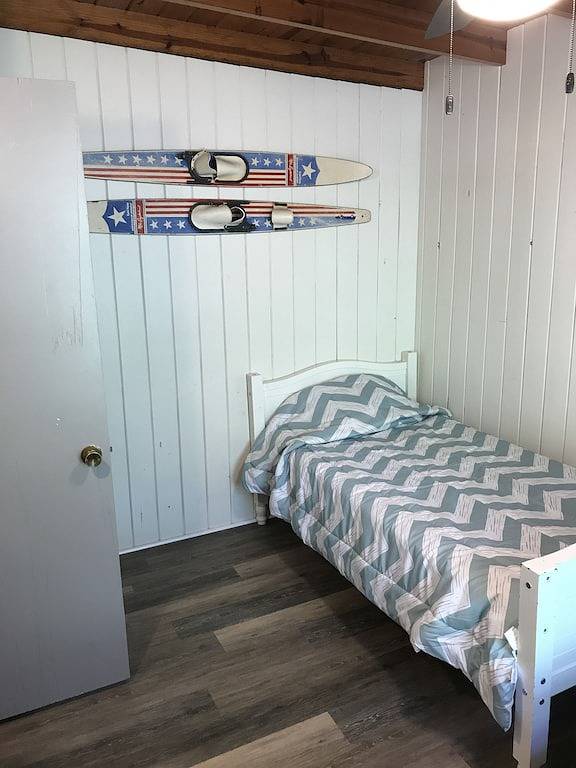 Lake Front Cabin mit abgeschirmter Veranda und persönlicher Anlegestelle - Renoviert in Lake Martin