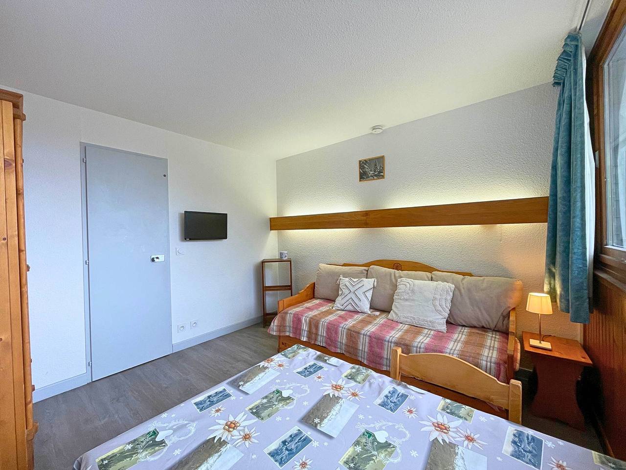 Entire studio, Cozy Studio for 2, Ski-in/Ski-out, Heart of Les Menuires in Les Menuires, Saint-Martin-de-Belleville