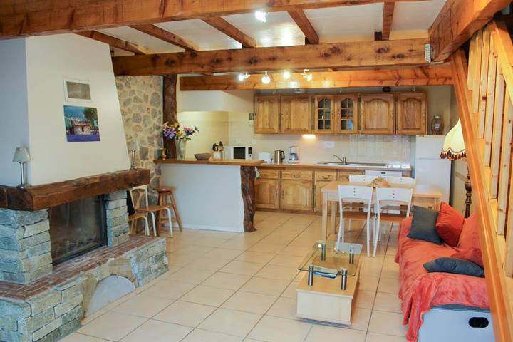 Gîte pour 4 personnes, avec Terrasse ainsi que Jardin et Piscine à Entrepierres