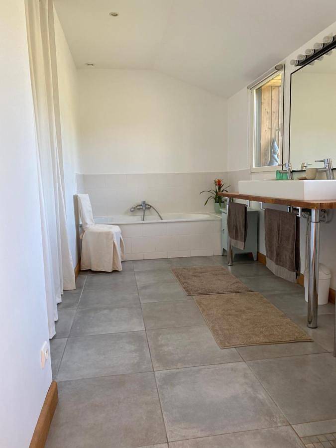 Location de vacances pour 2 personnes, avec vue ainsi que terrasse et jardin à Les Iffs - 3
