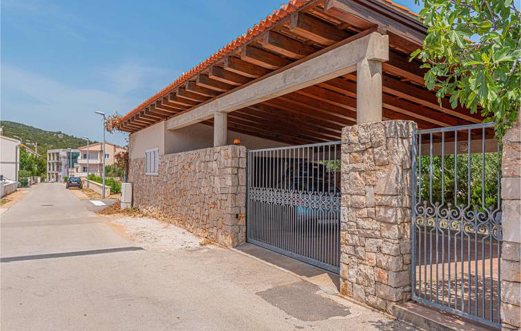 Urlaub am Meer: 2-Zimmer-Wohnung mit Pool und atemberaubendem Meerblick in Tribunj, Šibenik-Knin