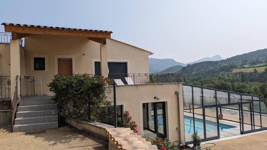 Gîte für 6 Personen, mit Terrasse und Garten sowie Pool in Rémuzat