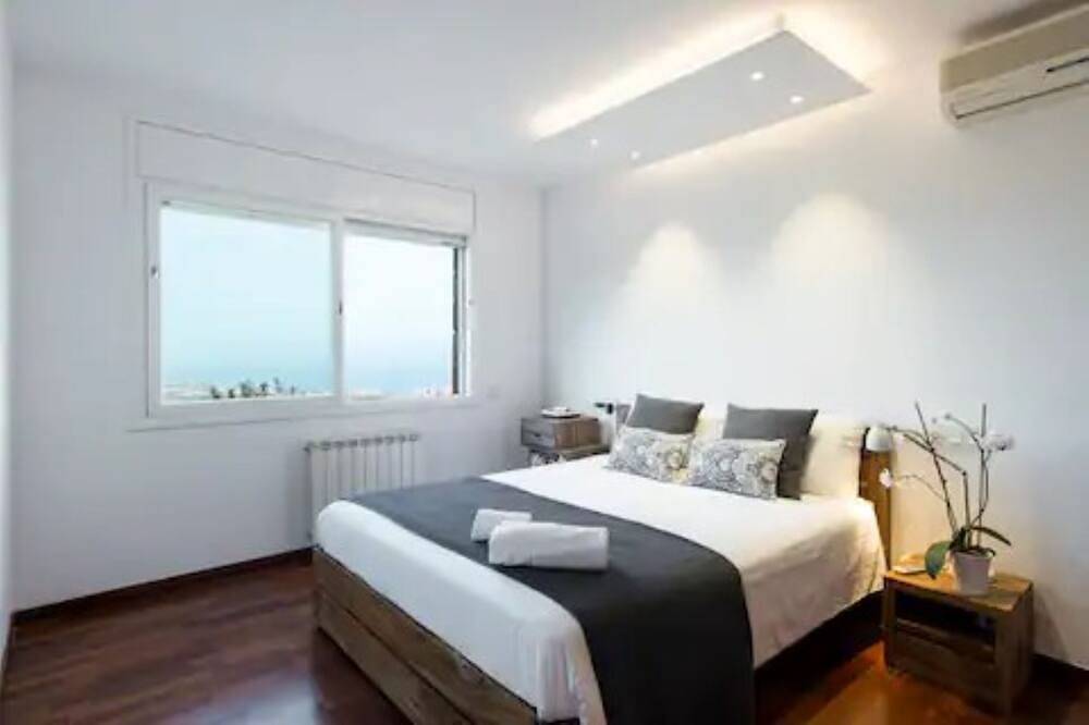 Magnífica Villa con Piscina con Vistas al mar y a Barcelona con 5 Dormitorios in Badalona, Costa del Maresme