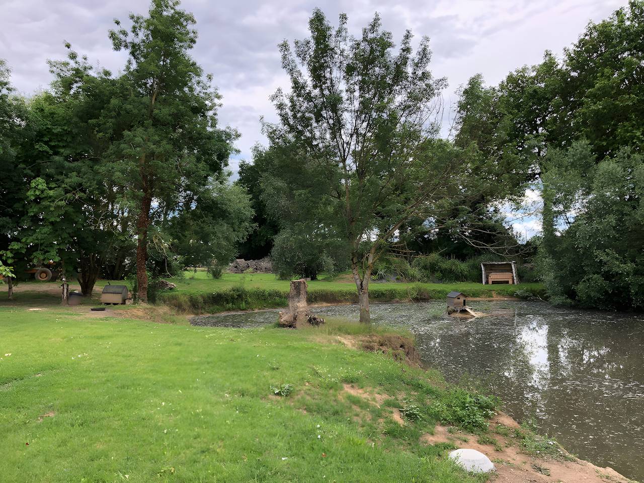 Cabaña junto a un estanque en Brissac in Brissac-Loire-Aubance, Angers region