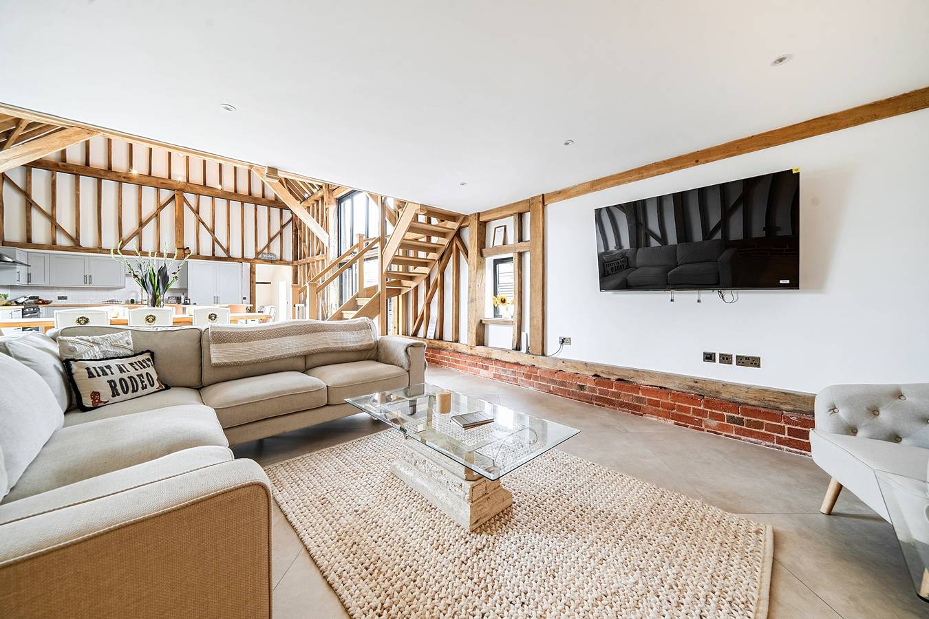 Barn - Sleeps 10 - Hot Tub - Parking in Salfords and Sidlow, Surrey