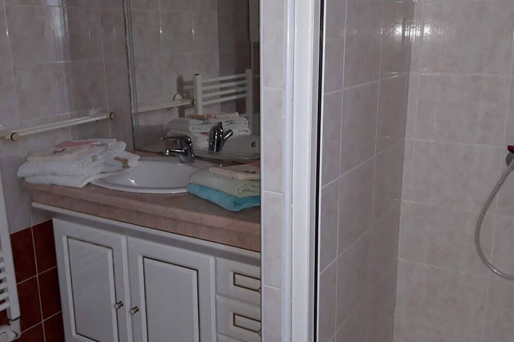 Guest Rooms 'Le Paradis' with Shared Pool, Wi-Fi and Air Conditioning in Le Luc, Draguignan region