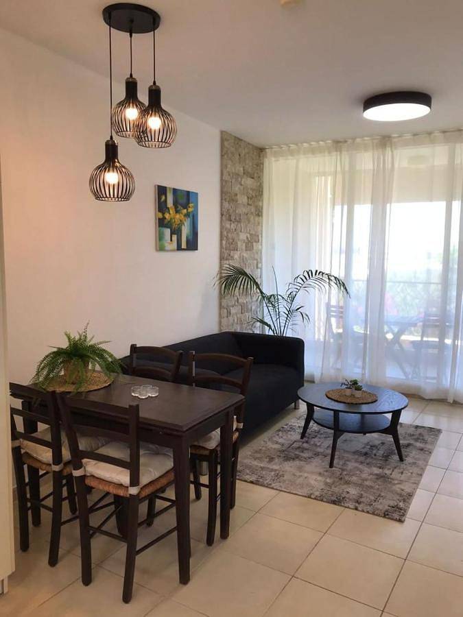 Appartement de vacances pour 4 personnes, avec sauna et jardin ainsi que vue et piscine