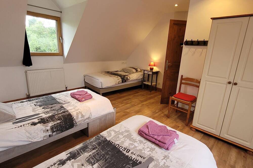 Gran casa con piscina privada, billar y jardín en Les Biards in Isigny-le-Buat, Avranches region