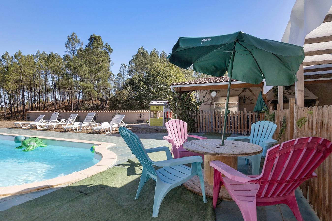 Maison de campagne 'Seul Au Monde' avec piscine privée, terrasse et jardin privatifs in Guizengeard, Charente