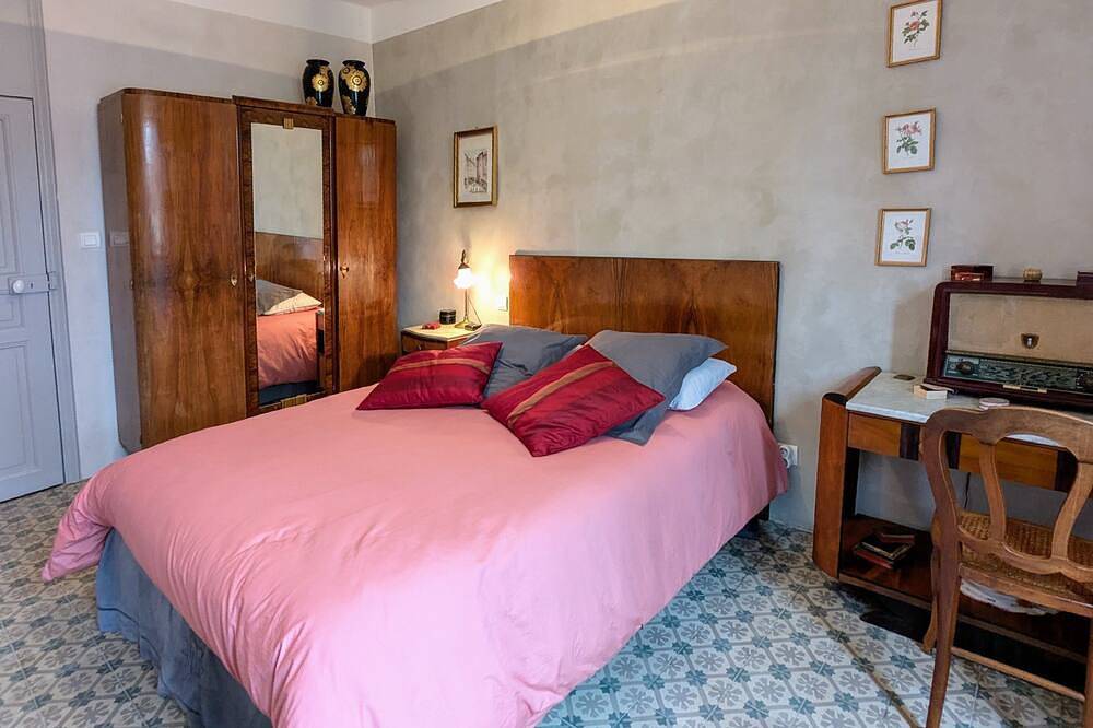 Mas provençal, in the vineyards near the historic village center in Saint-Paul-Trois-Châteaux, Nyons region