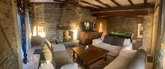 Gîte pour 13 personnes, avec terrasse ainsi que jardin et jacuzzi à Monthermé