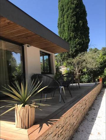 Location de vacances pour 2 personnes, avec vue et jardin à Tourves