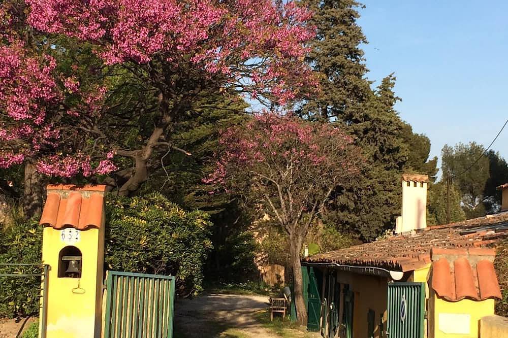 Wunderschönes Familiengrundstück von 150 m2 auf der Höhe der Innenstadt von Sanary in Sanary-sur-Mer, Mittelmeerküste (Frankreich)