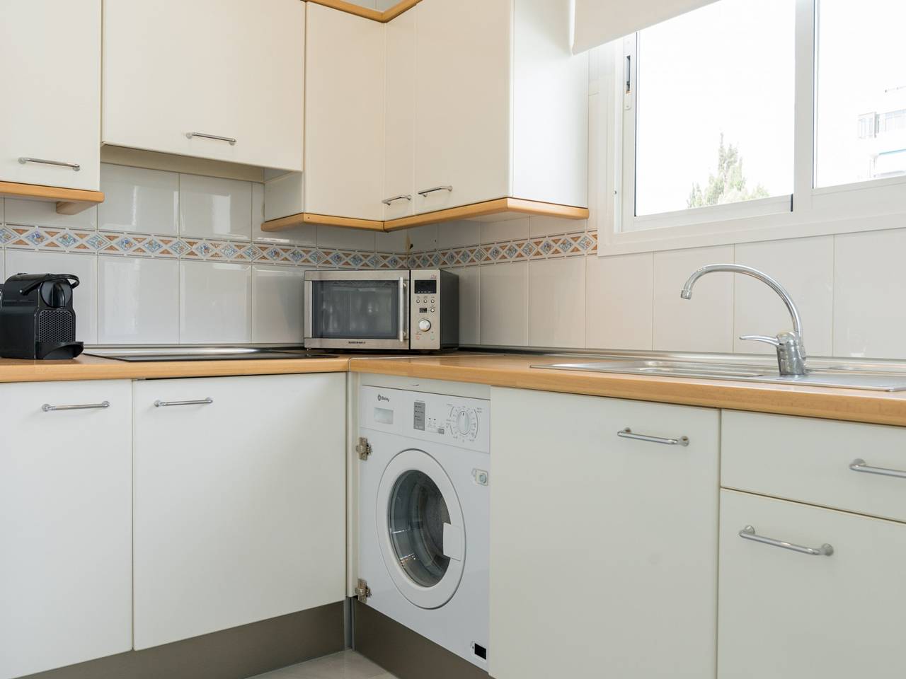 Top-Floor Apartment Elegance in Carihuela, Torremolinos with Pool and Terrace, foto 11