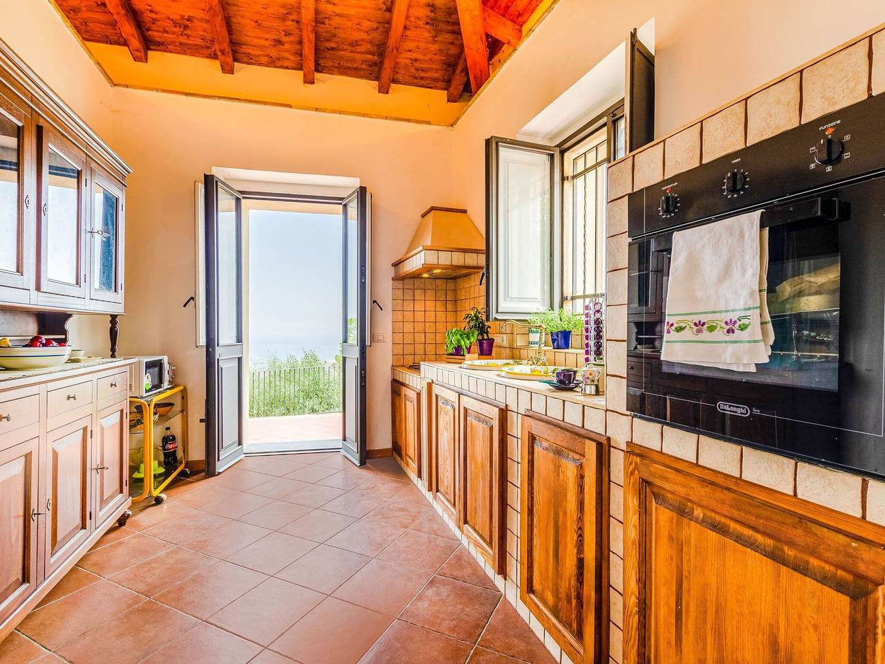 Villa con piscina y entorno panorámico. in Etna