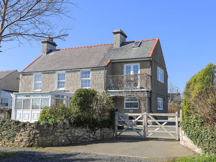 Cottage for 6 people, with Balcony and Garden in Moelfre