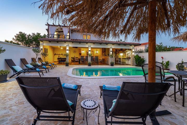 Villa pour 12 personnes, avec jardin, adapté aux familles à Nin - 2