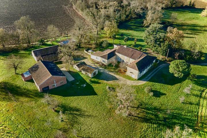 Location de vacances pour 14 personnes, avec Jacuzzi et Terrasse ainsi que Jardin et Piscine dans Lagardère
