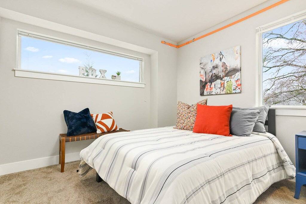 Wondrous Woodstock Townhouse, Huge Open Floor Plan, Custom Décor and Artwork, Four Miles to Portland in Portland, Multnomah County