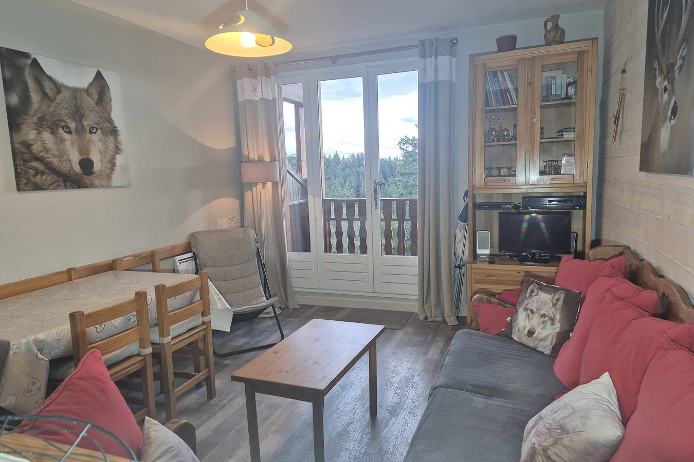 Appartement entier, Appartement familial au Revard – Vue imprenable et accès direct aux pistes in Le Revard, Les Déserts