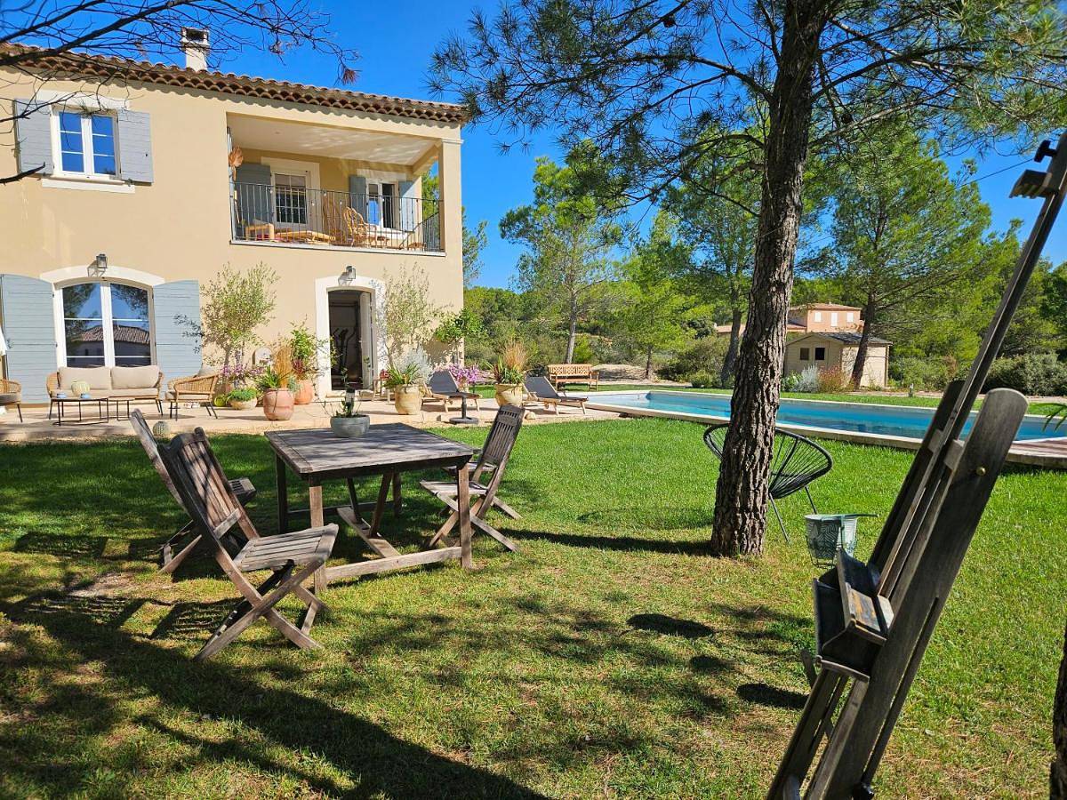 Double Room with Private Bathroom in Lambesc, Région d'Aix-en-Provence