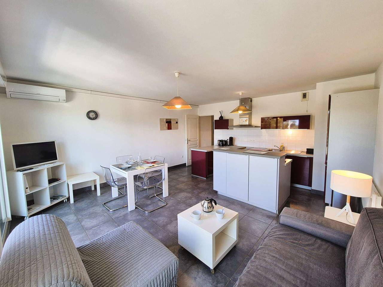 Appartement de vacances entier, Coeur des Sablettes, plage en face, clim, wifi... in Les Sablettes, La Seyne-sur-Mer