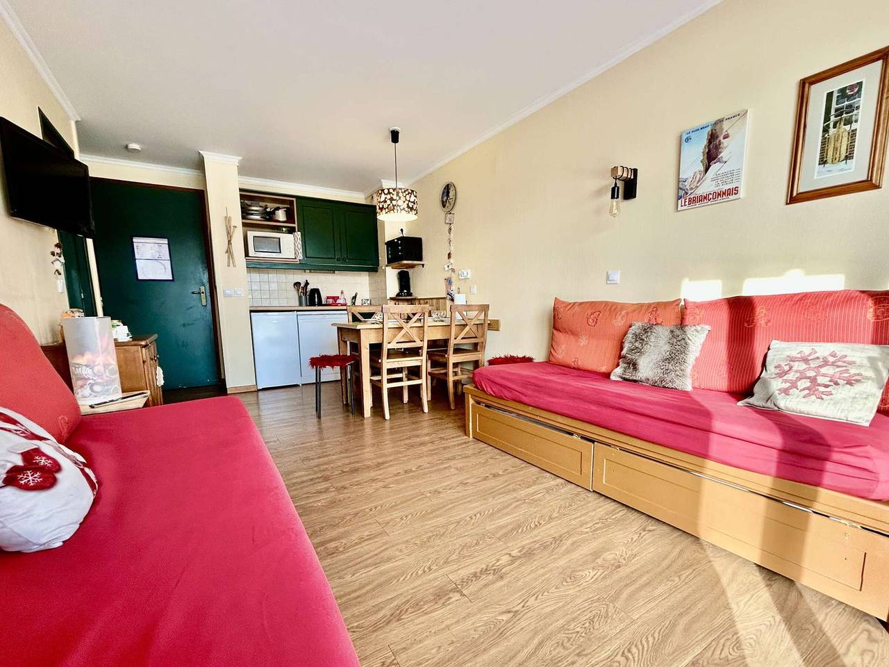 Appartement entier, Charmant T2 avec grande terrasse, proche télécabines et commerces, parking inclus in La Salle-les-Alpes, Serre Chevalier
