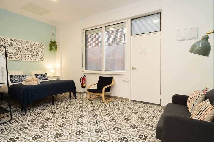Entire apartment, Studio 10' walk to the beach and 20' Barcelona city center / 15' Forum Barcelona in Sant Adrià de Besòs, Barcelonès
