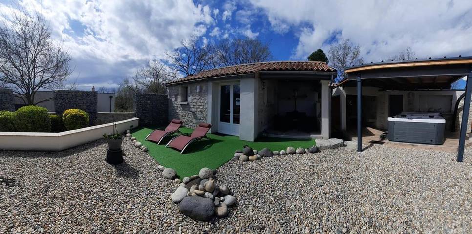 Location de vacances pour 2 personnes, avec vue ainsi que jardin et piscine, animaux acceptés à Lussas - 4