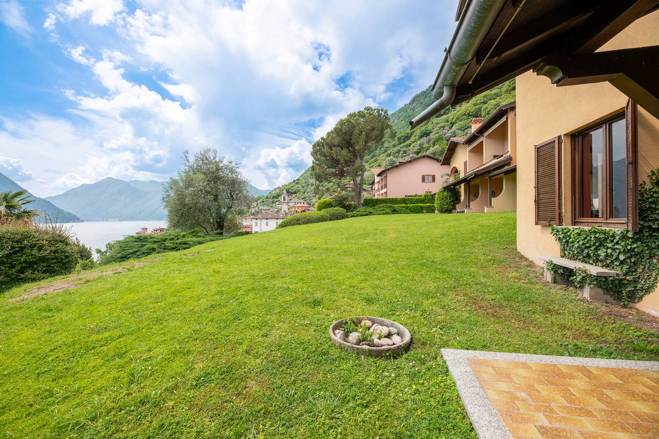Appartamento intero, Lakeside Haven: Appartamento moderno con vista sul lago e parcheggio in Sala Comacina, Sala Comacina e dintorni