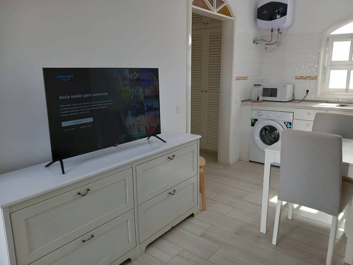 Entire apartment, Holiday Apartment 'Playa Honda Holiday Home' with Shared Garden, Balcony & Wi-Fi in Honda Beach, San Bartolomé