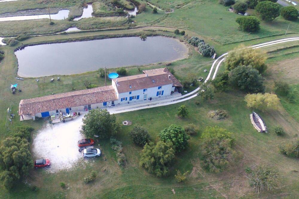 Gîte au calme sur propriété de 2 ha avec étang à 10 mn de l'océan in Saint-Just-Luzac, Côte de Beauté