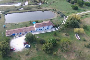 Gîte pour 4 personnes, avec terrasse et jardin à Saint-Just-Luzac
