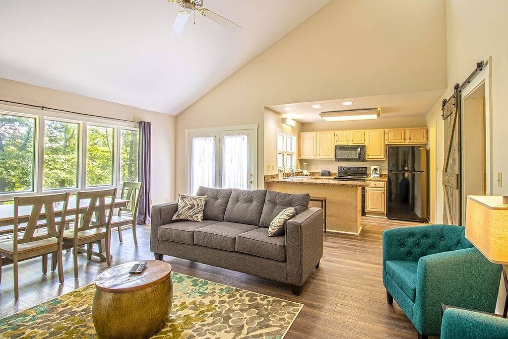 Resort home, Private Foosball Table, Jacuzzi tubs, & Dog-Friendly! in Massanutten, Blue Ridge Mountains