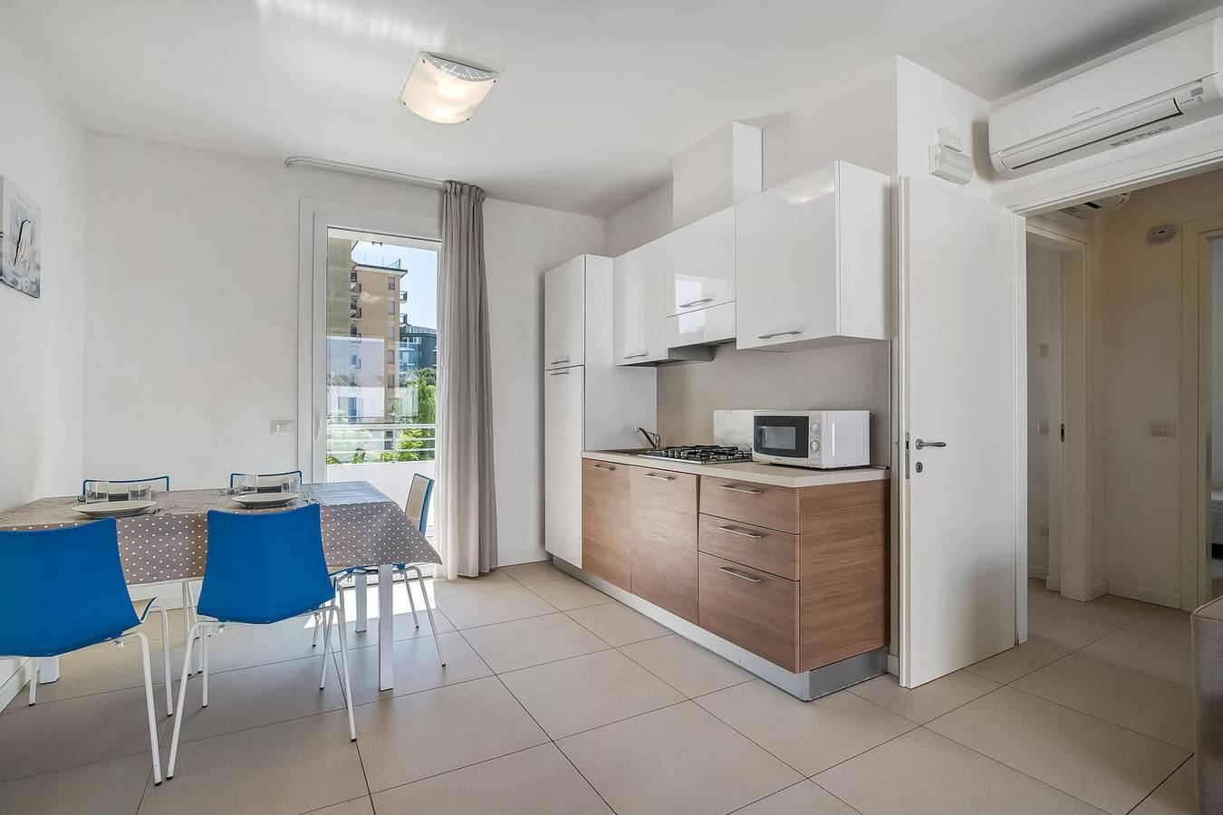Ganze Wohnung, Ferienwohnung 'Blu Village' mit Gemeinschaftspool, privater Terrasse und Klimaanlage in Lido di Jesolo, Jesolo