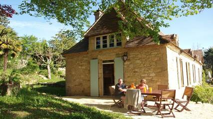 Gîte pour 4 personnes, avec jardin ainsi que piscine et terrasse, animaux acceptés à Peyzac-le-Moustier