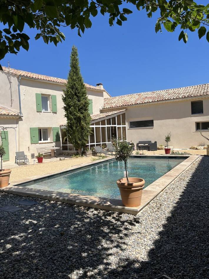 Gîte pour 8 personnes, avec terrasse ainsi que piscine et jardin