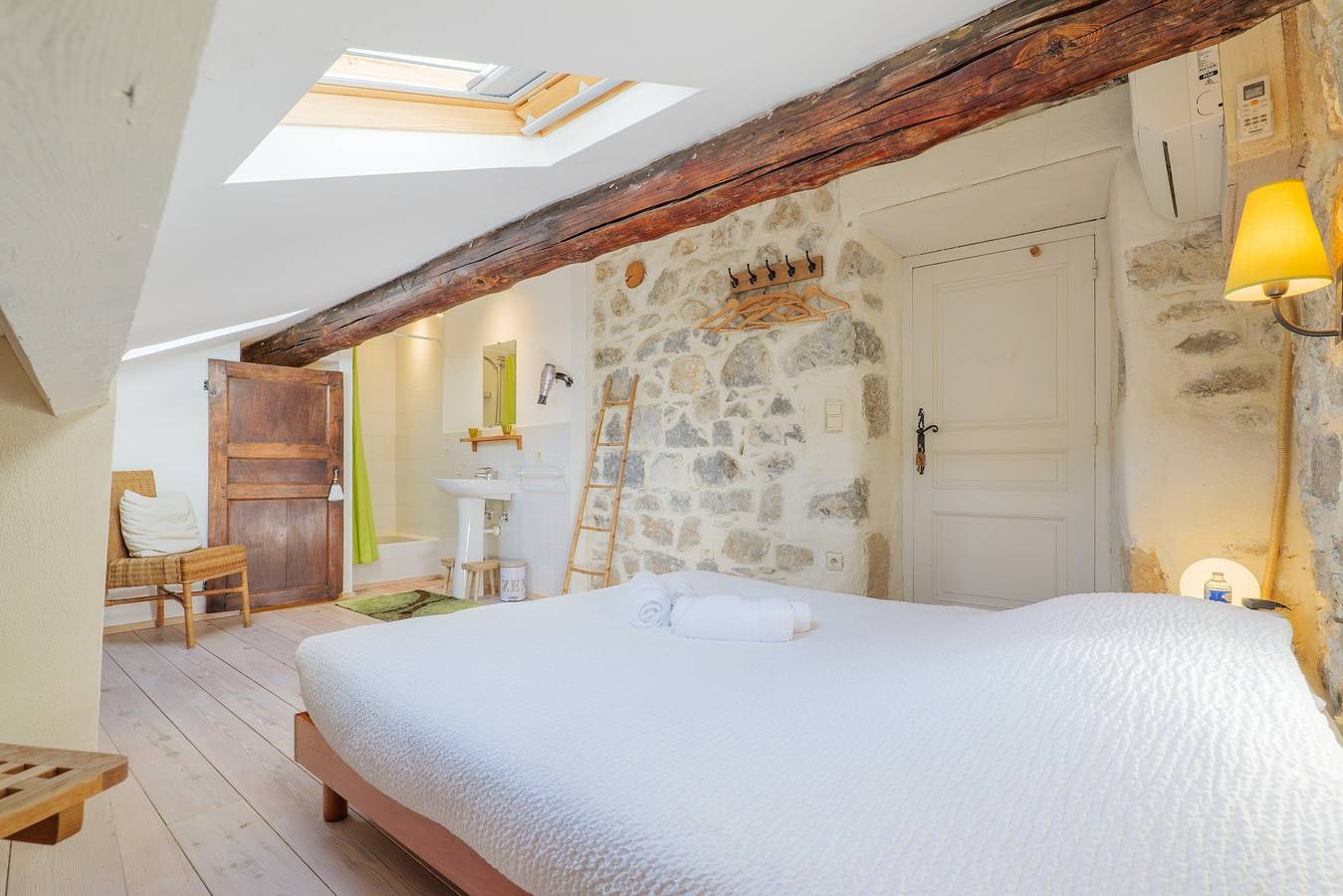 Gästezimmer „Le Pigeonnier“ mit Gemeinschaftspool, Wlan und Klimaanlage in Saint-Alban-Auriolles, Ardèche