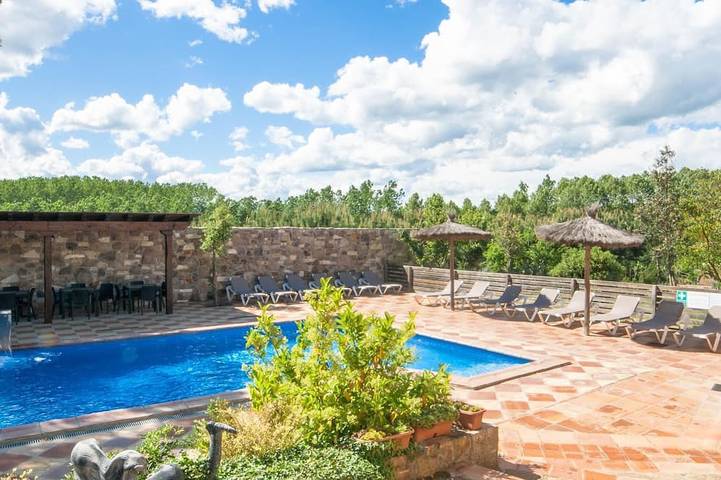 Location de vacances pour 34 personnes, avec piscine ainsi que jardin et balcon, animaux acceptés à Sils - 4