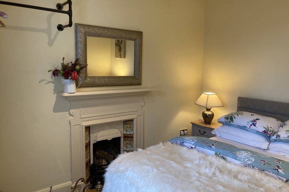 Entire apartment, Mountroyal Victorian Self Catering Apartments 3&4.  (Sleeps9.) in Belfast, County Down