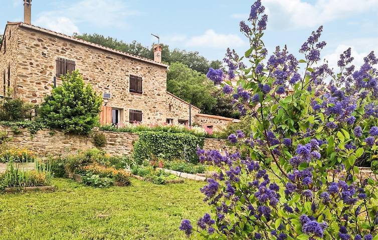 Location de vacances pour 12 personnes, avec piscine et vue ainsi que terrasse et jardin à Taulis