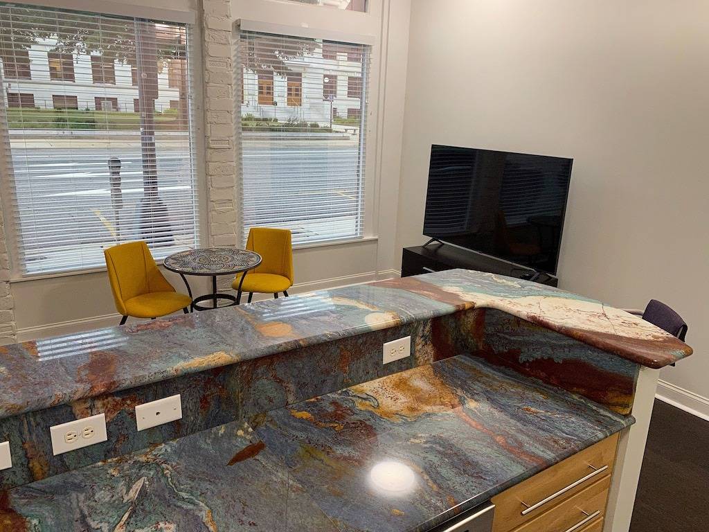 Ganze Wohnung, King Bed and Huge Windows in the Heart of Downtown Greensboro in Greensboro, Guilford County