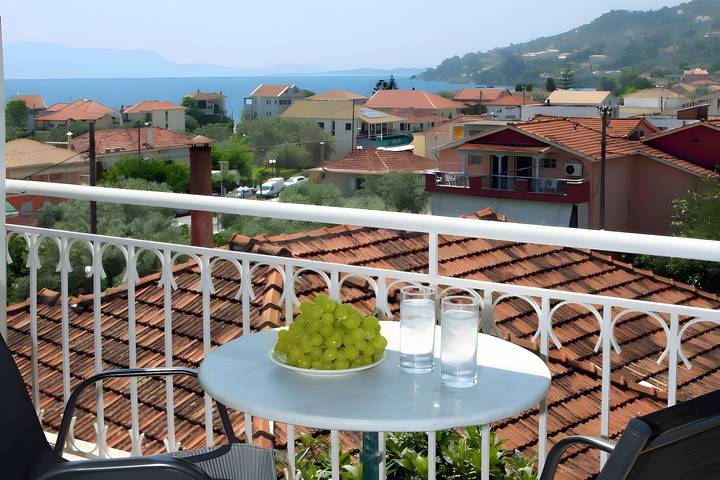 Vacation rental for 2 people, with yard and balcony in Lefkada