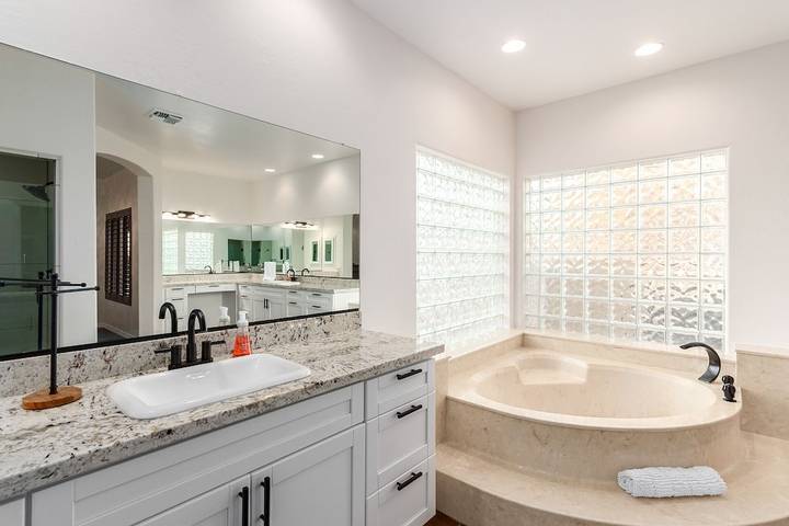 Vacation rental for 12 people, with hot tub and yard in Fountain Hills