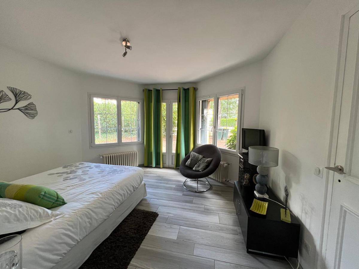 Double Room with Private Bathroom in Chanas, Région de Vienne