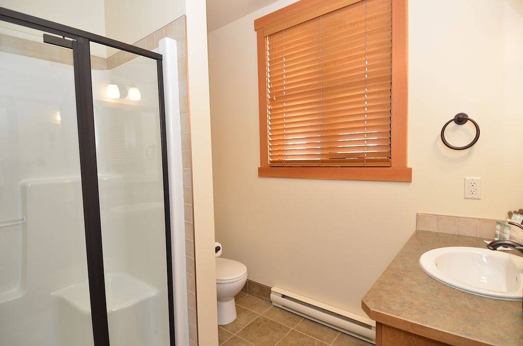 Ski-in-Ski-out, privater Whirlpool, geräumige Endeinheit, Panoramablick in Kicking Horse