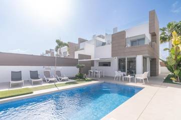 Villa pour 6 personnes, avec piscine et terrasse ainsi que vue et vue sur le lac, animaux acceptés à Guardamar del Segura