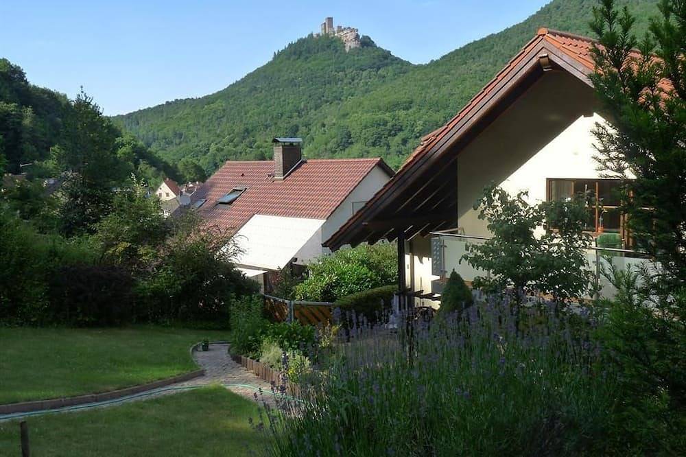 Double Room Balcony - Privatzimmer Gästehaus Heger in Annweiler am Trifels, Trifelsland