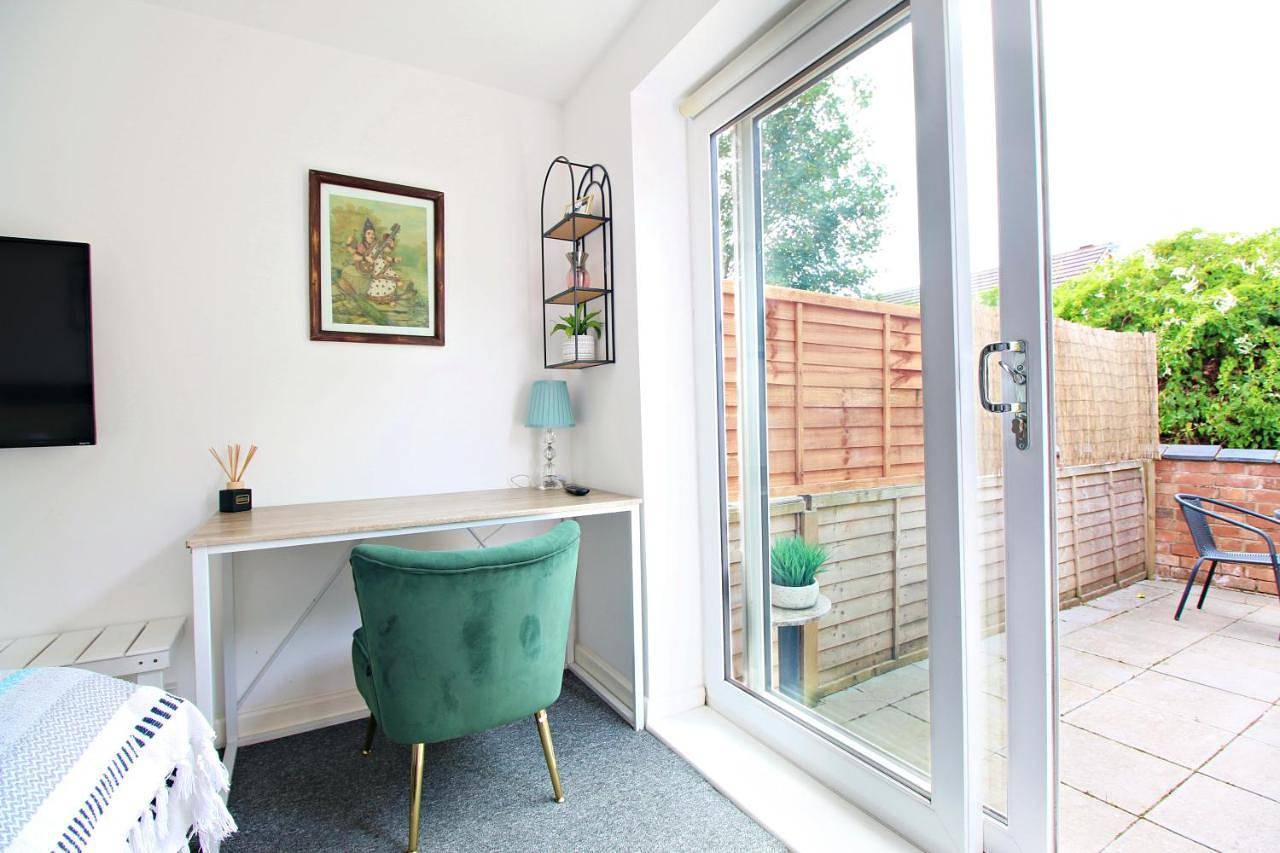 Deluxe Double Room with Shower in Coventry, Birmingham Area